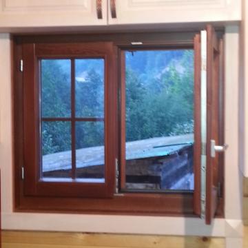 Dvokrilni drveni prozor na brvnari