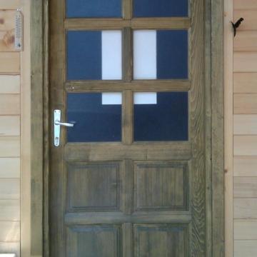 Ulazna drvena vrata na brvnari